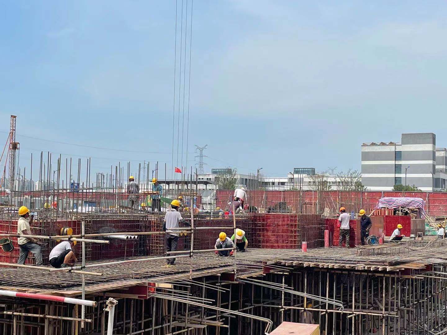 我們是一家集工業與民用建設、安裝、裝修裝飾、地基與基礎、大型土石方、市場開發為一體的施工總承包企業。